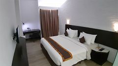 deluxe room (king-single bed)